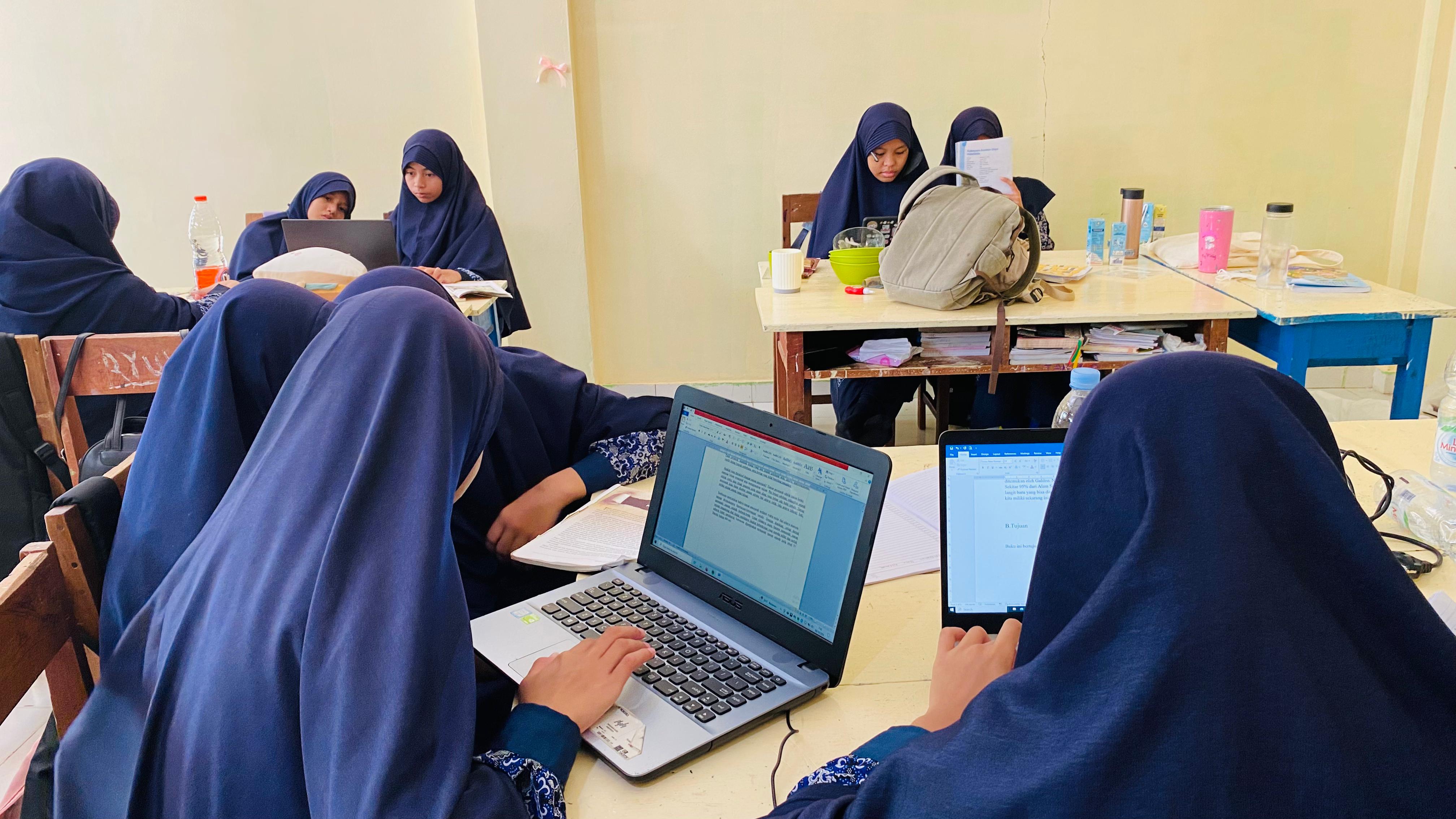 Kegiatan Pembelajaran Kelas Akhwat di Kelas